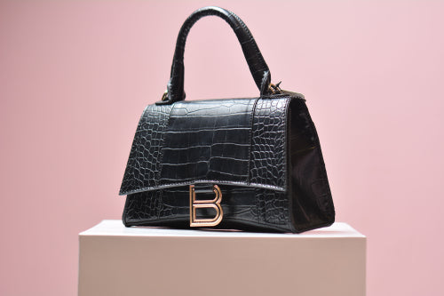 Black Nyla Sling Bag: A Stylish Mini Bag for Everyday Outfits